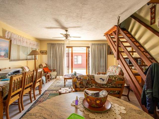 4 Bedroom House in Manaba Beach