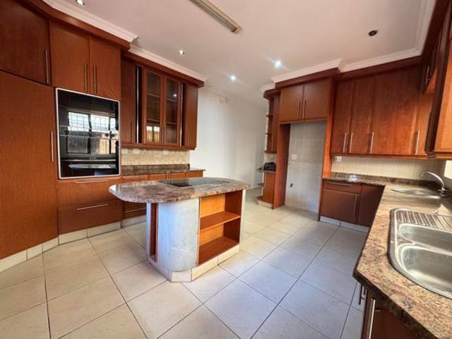 4 Bedroom House in Manaba Beach