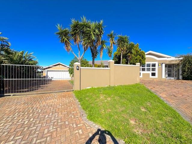 4 Bedroom House in Mangold Park