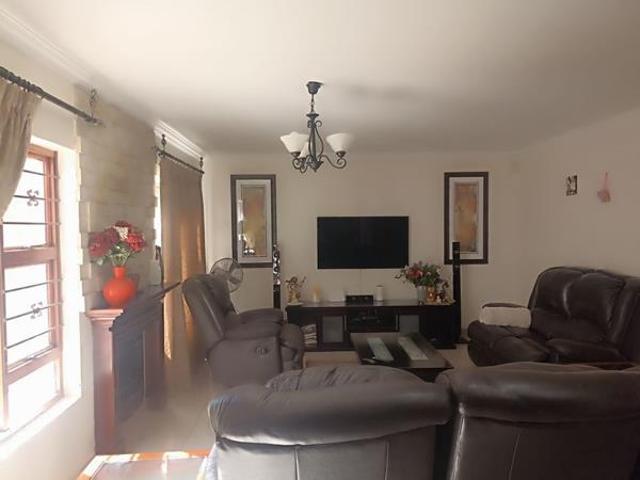 4 Bedroom House in Maroeladal