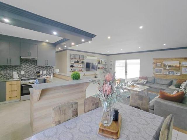 4 Bedroom House in Meer En See