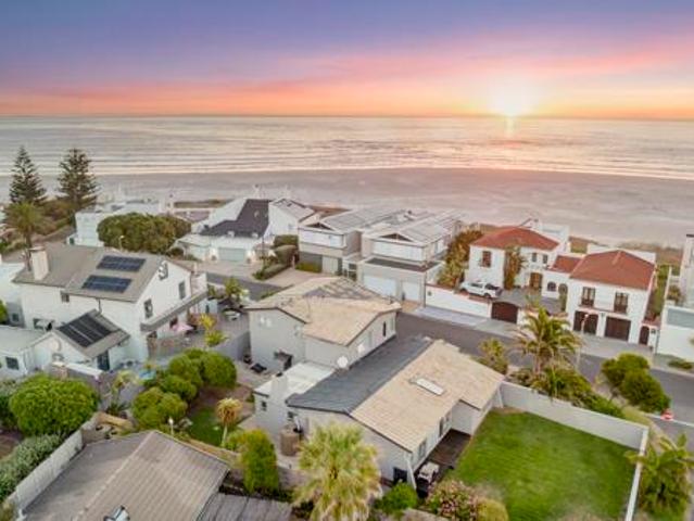 4 Bedroom House in Melkbosstrand