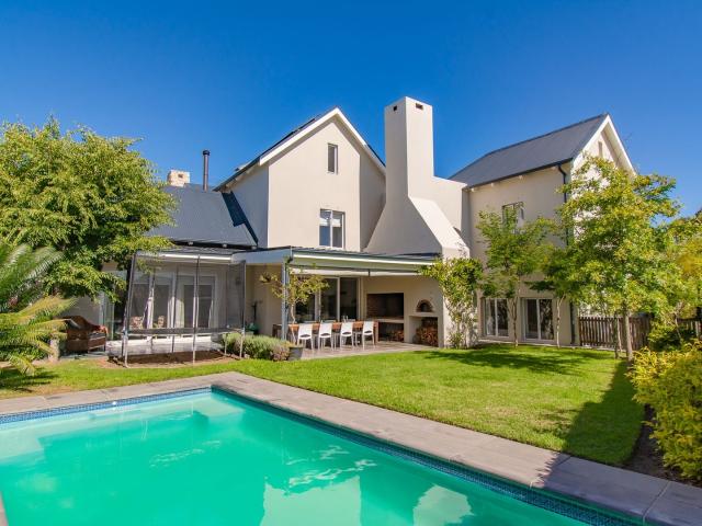 4 Bedroom House in Nooitgedacht Village