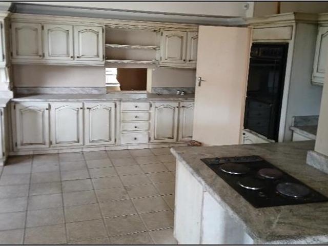 4 Bedroom House in Nooitgedacht