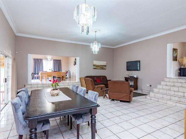 4 Bedroom House in Noordheuwel