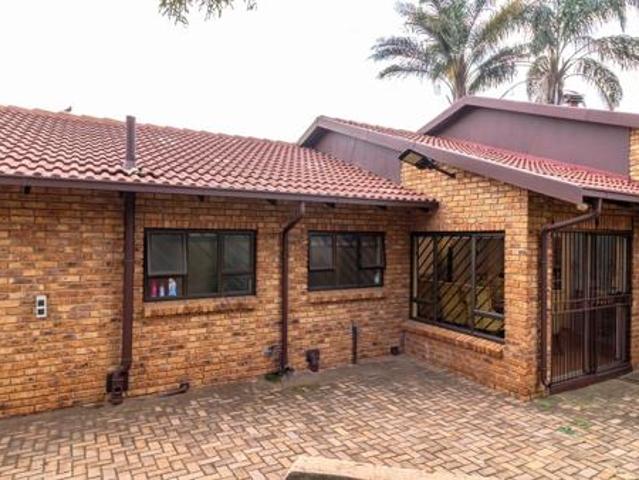 4 Bedroom House in Noordheuwel