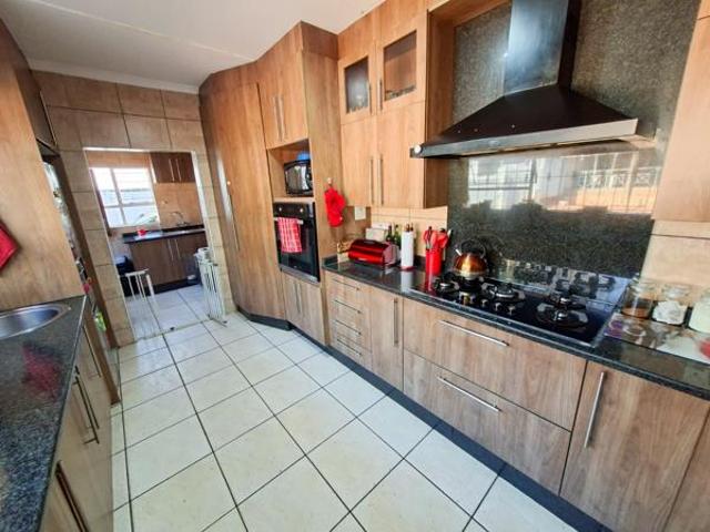 4 Bedroom House in Noordheuwel