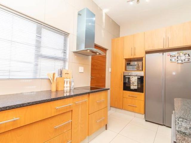 4 Bedroom House in Noordheuwel