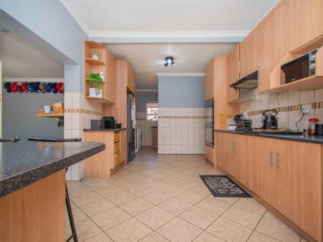 4 Bedroom House in Noordheuwel