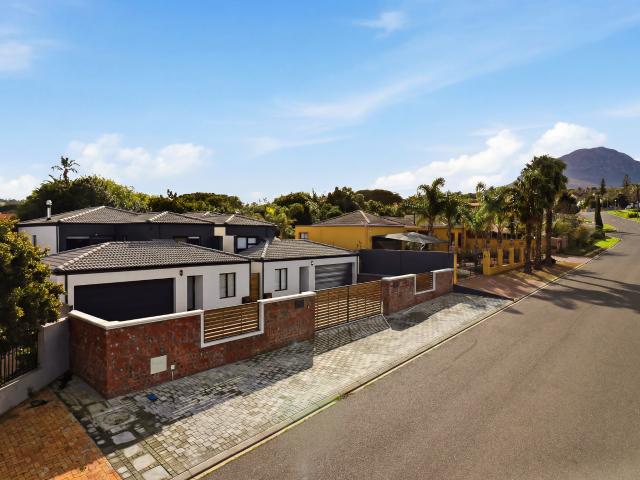 4 Bedroom House in Somerset Ridge