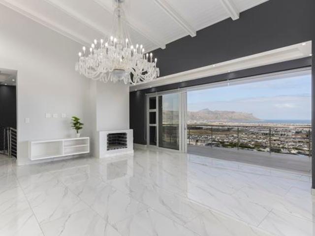4 Bedroom House in Somerset West Central