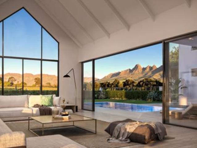 4 Bedroom House in Somerset West Central