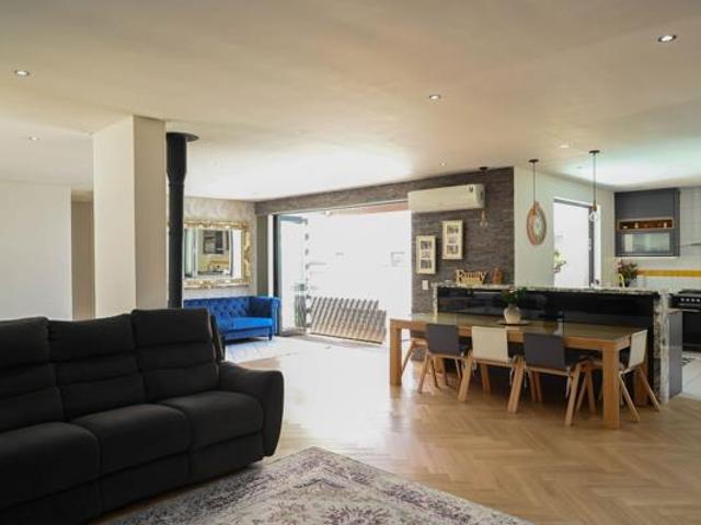 4 Bedroom House in Somerset West Central