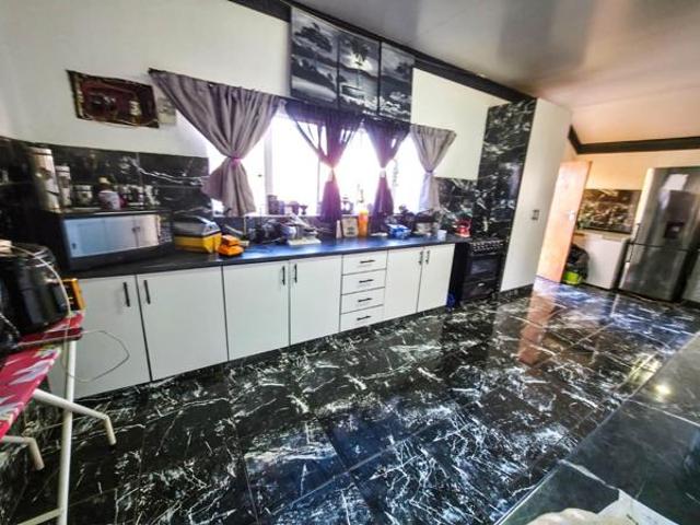 4 Bedroom House in Songloed