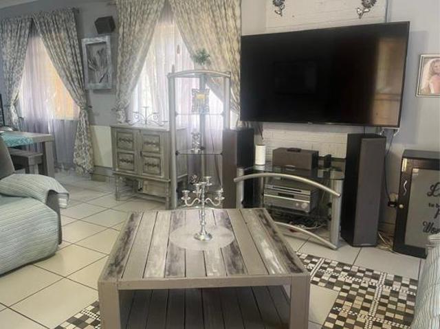 4 Bedroom House in Sonlandpark