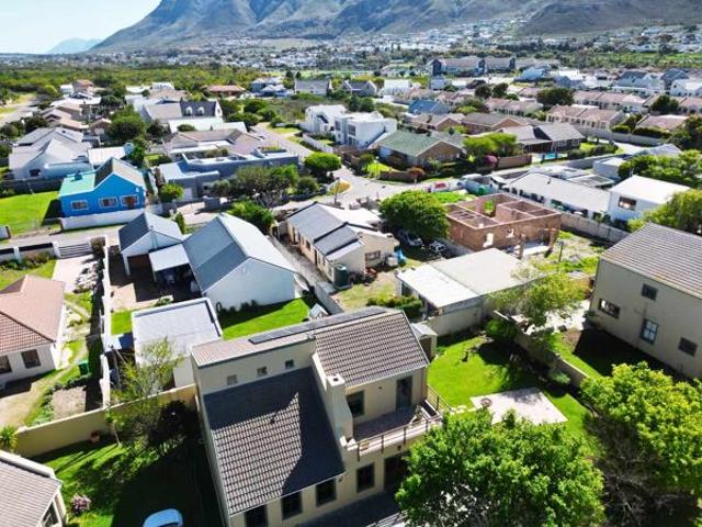 4 Bedroom House in Sandbaai