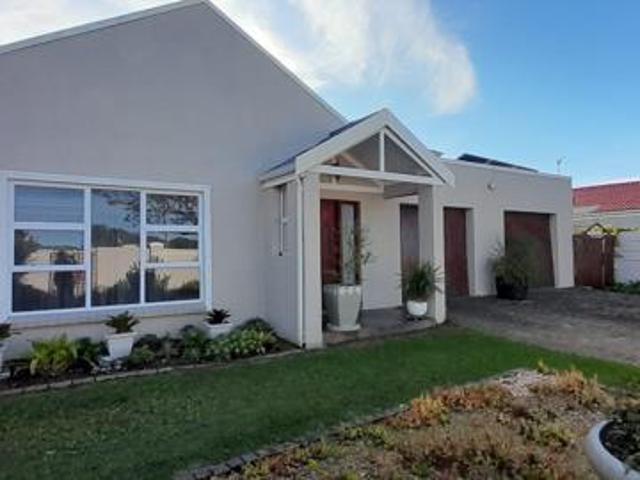 4 Bedroom House in Sandbaai