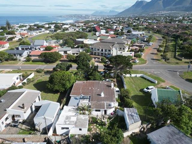 4 Bedroom House in Sandbaai