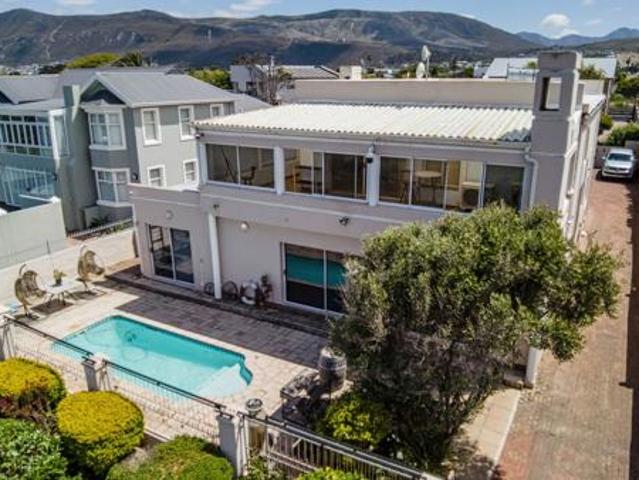 4 Bedroom House in Sandbaai