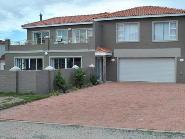 4 Bedroom House in Santareme