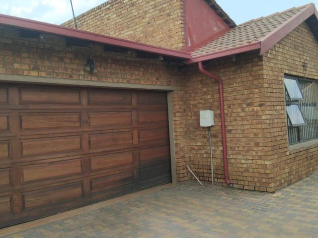 4 Bedroom House in Schoongezicht
