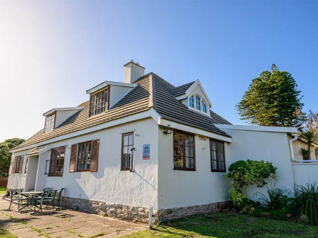 4 Bedroom House in Schoenmakerskop