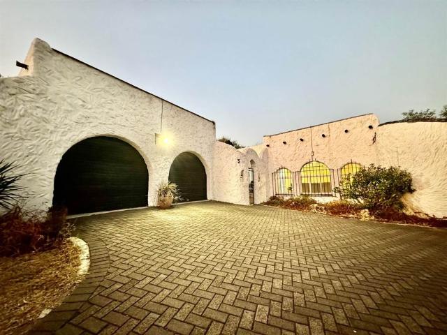 4 Bedroom House in Schuinshoogte