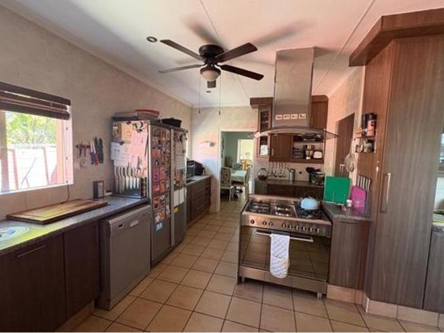 4 Bedroom House in Schuinshoogte