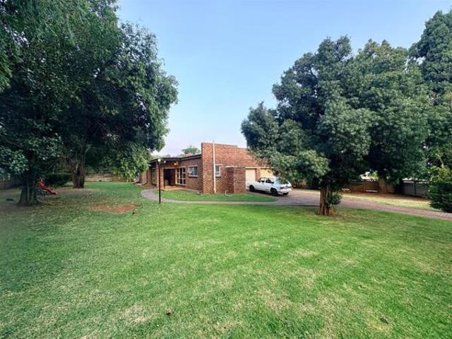 4 Bedroom House in Schuinshoogte