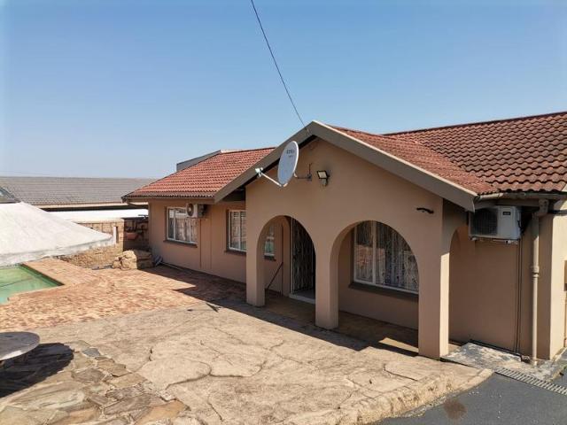 4 Bedroom House in Shallcross