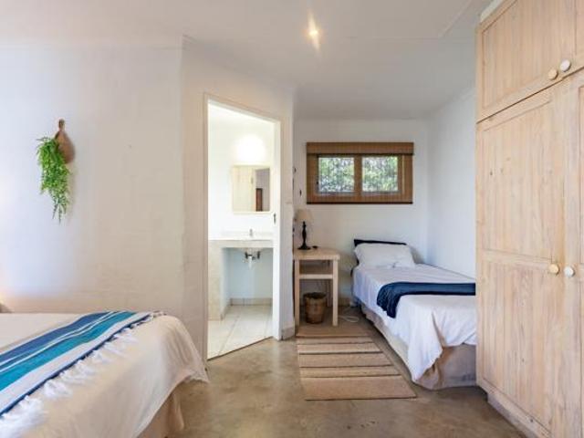 4 Bedroom House in Sheffield Beach