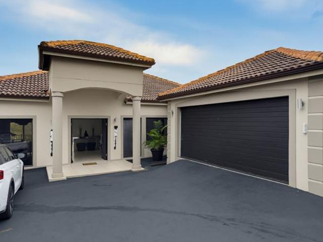 4 Bedroom House in Sheffield Beach