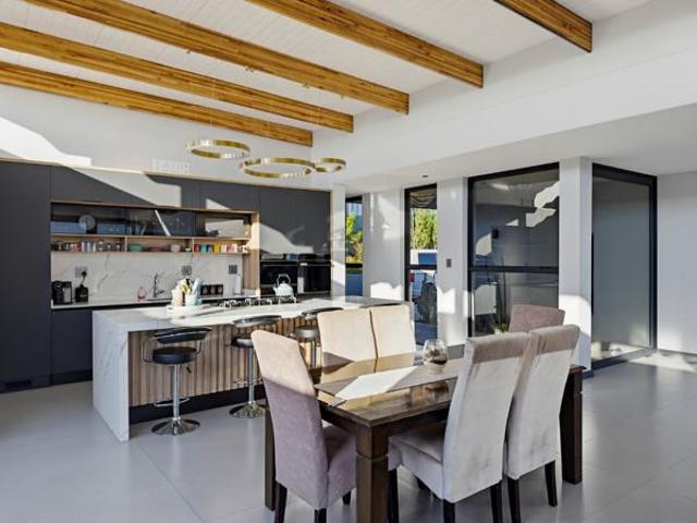 4 Bedroom House in Sheffield Beach