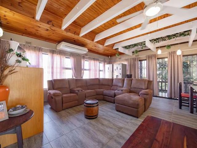 4 Bedroom House in Shelly Beach