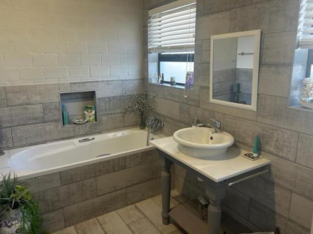 4 Bedroom House in Shelley Point