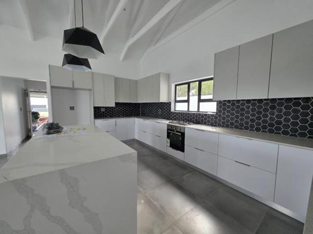 4 Bedroom House in Shelley Point