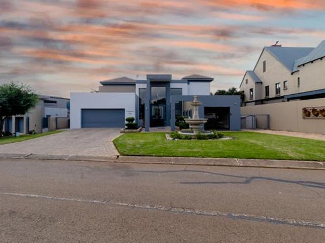 4 Bedroom House in Silver Lakes Golf Estate