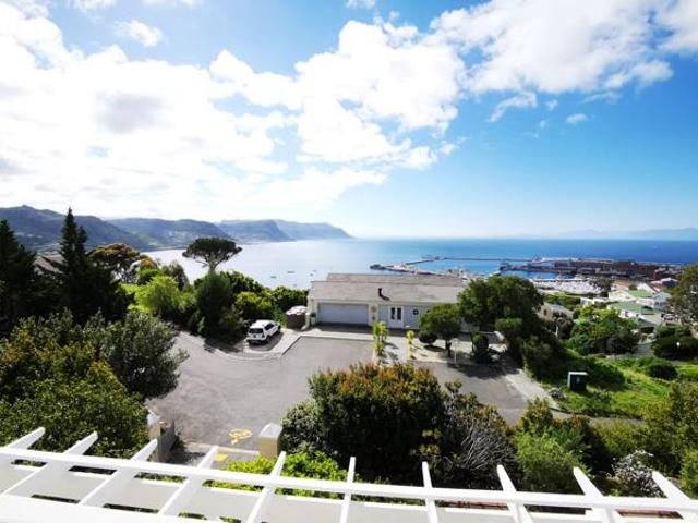 4 Bedroom House in Simon's Kloof