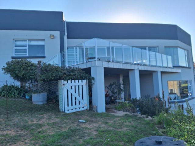 4 Bedroom House in Still Bay West