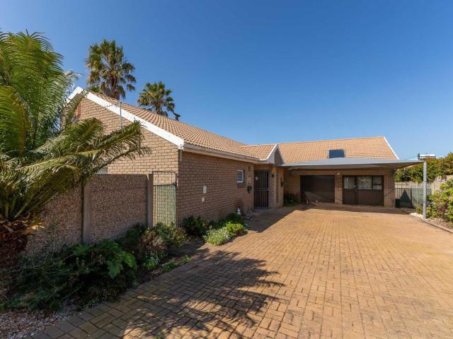 4 Bedroom House in Still Bay West