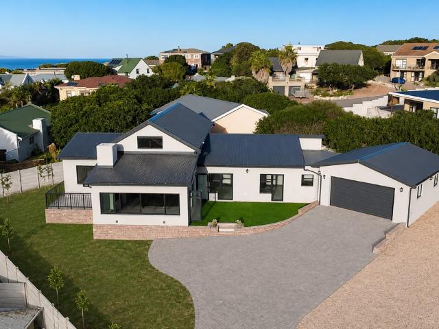 4 Bedroom House in Still Bay West