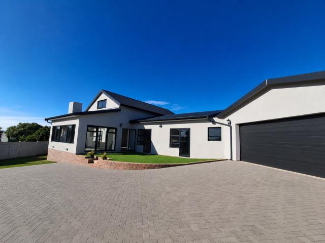 4 Bedroom House in Still Bay West