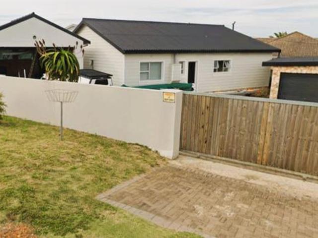 4 Bedroom House in Still Bay West