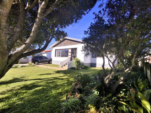 4 Bedroom House in Still Bay West