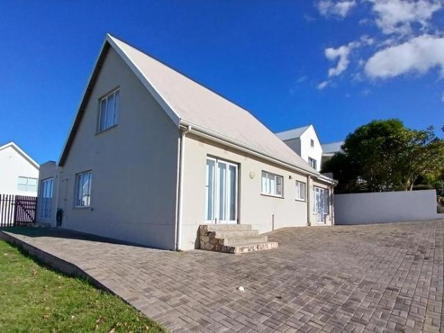 4 Bedroom House in Still Bay West