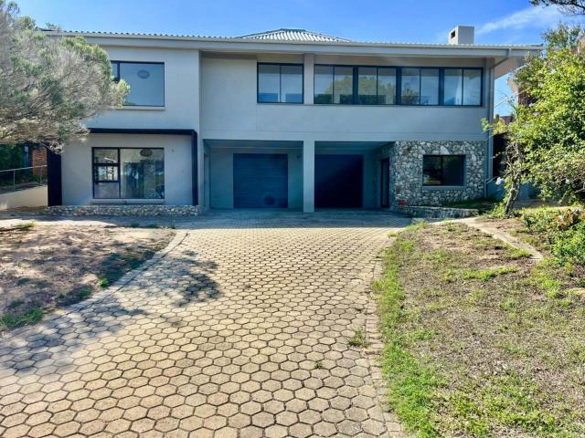 4 Bedroom House in Still Bay West