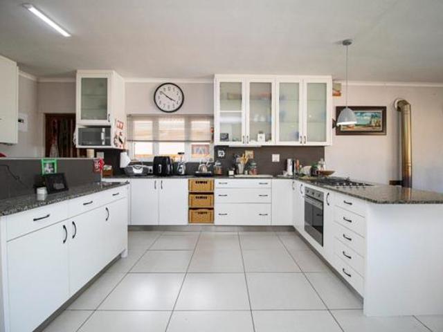 4 Bedroom House in Strand North