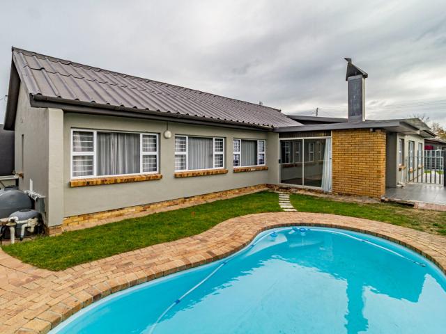 4 Bedroom House in Strand North
