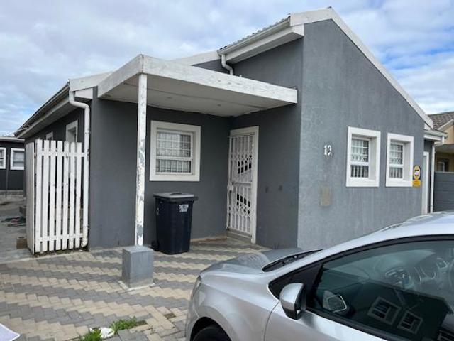 4 Bedroom House in Stratford Green
