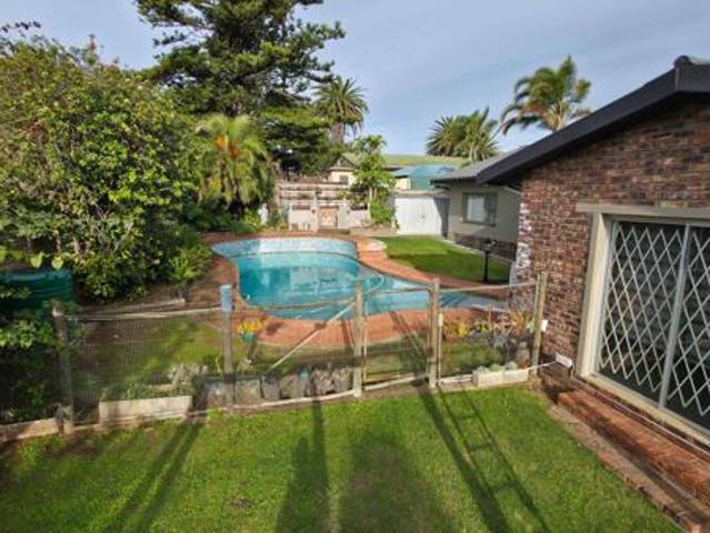 4 Bedroom House in Strelitzia Park
